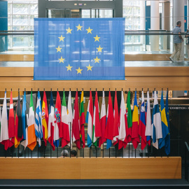 Foto de archivo de las banderas de los países miembros de la Unión Europea en el interior del Parlamento Europeo en Estrasburgo (Francia).