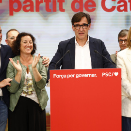 El candidato a la presidencia de la Generalitat por El PSC, Salvador Illa, comparece ante los medios para valorar los resultados electorales, hoy domingo en Barcelona. El Partido Socialista ha ganado las elecciones con 42 escaños. EFE/Quique García