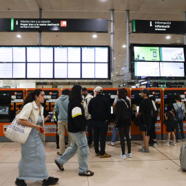 El gestor de infraestructuras Adif ha informado de que no puede establecer una previsión de recuperación del tráfico de trenes de Rodalies en la ciudad de Barcelona "dada la gravedad, dispersión y alcance de los daños provocados" por el robo de cobre