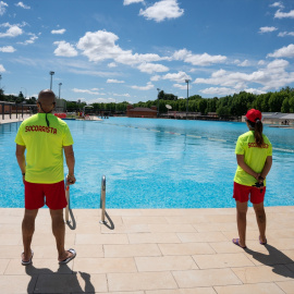 Socorristas en piscina municipal de Puerta de Hierro, a 13 de mayo de 2023, en Madrid.