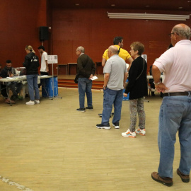 Cua de votants en una de les meses del col·legi electoral del Centre Cívic de Balàfia de Lleida.