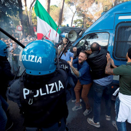 La Policía se enfrenta a grupos fascistas en una marcha contra el pasaporte covid en Roma que terminó con el asalto a la sede del principal sindicato del país.