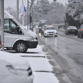 Nieve sobre un furgón, a 10 de enero de 2024, en Jaca, Huesca, Aragón