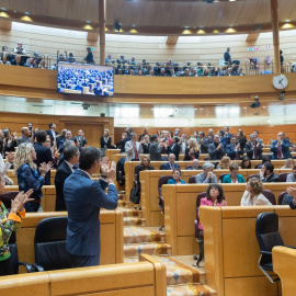 Varios diputados aplauden a representantes de colectivos de personas con discapacidad que asistieron al Congreso en Madrid, a 18 de enero de 2024.