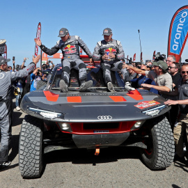 Carlos Sainz y Lucas Cruz celebran su victoria en el Dakar, a 19 de enero de 2024, en Yambu.