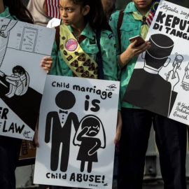 13/11/2018 - Activistas sostienen pancartas afuera del edificio del parlamento en Kuala Lumpur (Malasia) donde entregaron un memorando para terminar con el matrimonio infantil. EFE/Archivo