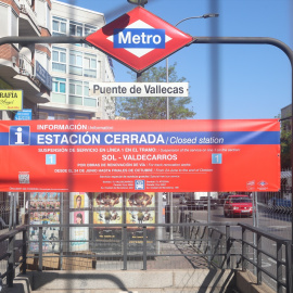 Entrada de la estación de Puente de Vallecas, cerrada por las obras de mejora de la línea 1 de Metro de Madrid, a 22 de junio de 2023.