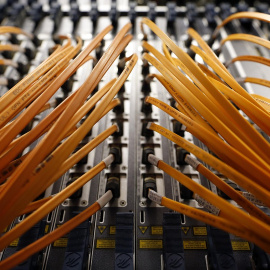 Cables de fibra óptica. REUTERS/Alessandro Bianchi