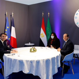 11/02/2022. El Presidente francés, Emmanuel Macron, conversa con el Presidente egipcio, Abdel Fatah al-Sissi en la cumbre celebrada en Brest.