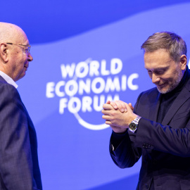 Christian Lindner, Ministro de Finanzas alemán, y Klaus Schwab, fundador del Foro Económico Mundial, durante el último foro, en Davos, Suiza, a 19/1/2024