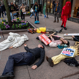 Ecologistas de Extinction Rebellion protestan contra la crisis climática en Boston (EEUU), a 20 de abril de 2024.