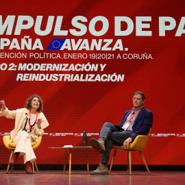 La vicepresidenta Primera del Gobierno y Ministra de Hacienda, María Jesús Montero y el candidato del PSdeG a presidir la Xunta de Galicia, José Ramón Gómez Besteiro durante la convención política del PSOE