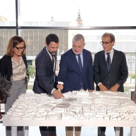 Autoritats de l'Ajuntament, la Generalitat i Fira amb una maqueta de l'espai firal de Montjuïc.