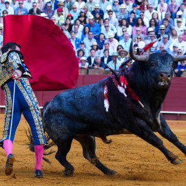 El torero David Fandila "El Fandi" tortura un animal hasta su extenuación en Sevilla, a 21 de abril de 2024.