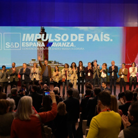 Foto de familia de los miembros del PSOE tras la clausura de la convención política del PSOE, a 21 de enero de 2024, en A Coruña.