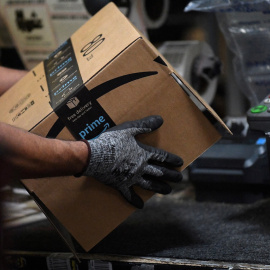 Foto de archivo datada el 30 de abril de 2019 en la que un trabajador ensambla una caja para su entrega en el centro logístico de Amazon en Baltimore, Maryland (EEUU).