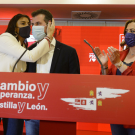 La vicesecretaria del PSCyL-PSOE, Virginia Barcones, consuela al candidato del PSOE a la Presidencia de la Junta, Luis Tudanca, a 13 de febrero de 2022, en Valladolid.