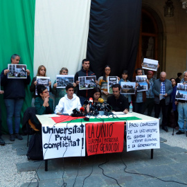 Roda de premsa celebrada aquest dimarts al claustre de la UB en contra del "genocidi" a Palestina.