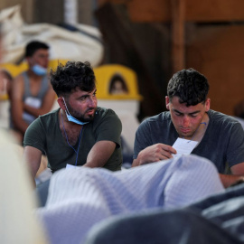 Varios migrantes descansan en un refugio, después de una operación de rescate tras naufragar en mar abierto, en Kalamata, Grecia, a 14 de junio de 2023.