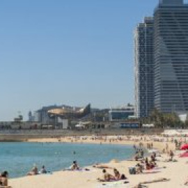 La temporada alta de baño ya ha empezado en las playas barcelonesas