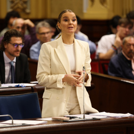 La presidenta del Govern balear, Marga Prohens, interviene durante un pleno en el Parlament balear, a 14 de noviembre de 2023, en Palma (España).