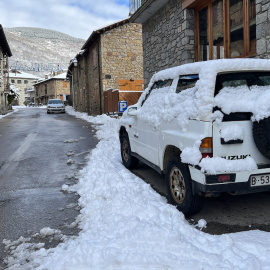 Gruixos de neu acumulats en un vehicle aparcat a un carrer de Setcases