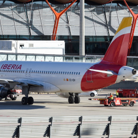 Un avión de Iberia, del grupo IAG, en el aeropuerto Adolfo Suárez Madrid-Barajas. E.P./Gustavo Valiente