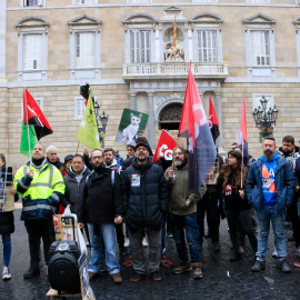 Treballadors del CAACB concentrats a la plaça de Sant Jaume per reclamar millores laborals i denunciar les condicions