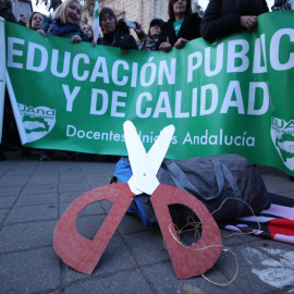 Miembros de las mareas andaluzas de sanidad y educación protestan a las puertas del Parlamento de Andalucía, a 20 de diciembre del 2023