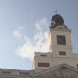 La débil columna de humo saliendo de la sede de la Presidencia de la Comunidad de Madrid.