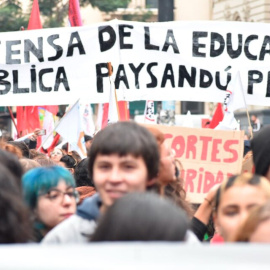 El paro contra los recortes movilizó a miles de docentes y estudiantes en Uruguay.