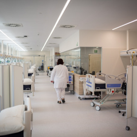 Una enfermera en el nuevo espacio polivalente del Hospital Moisès Broggi, a 20 de abril de 2021, en Sant Joan Despí, Barcelona.