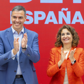 El presidente del Gobierno y secretario general del PSOE, Pedro Sánchez, junto a la vicesecretaria general socialista y vicepresidenta María Jesús Montero, en Ferraz este lunes.