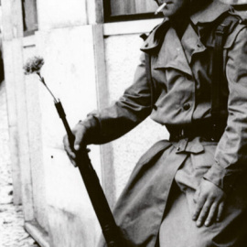 Un soldado, con un clavel en la boca de fusil, el 25 de abril de 1974 ern Lisboa.