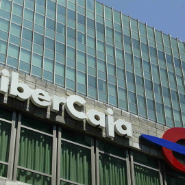 El logo de Ibercaja en su sede central en Zaragoza.