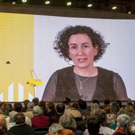 La secretaria general de ERC, Marta Rovira, interviene de manera telemática durante el congreso de ERC, en la Fira de Lleida, a 28 de enero de 2023, en Lleida.