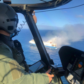 18/02/2022. Las fuerzas aéreas portuguesas supervisan el incendio del "Felicity Ace".