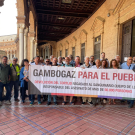 Miembros de la Plataforma Gambigaz y cargos públicos, este lunes en Sevilla.