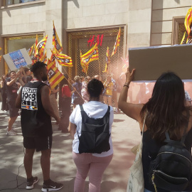 Treballadors protesten davant el local d'H&M al passeig de Gràcia de Barcelona