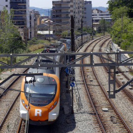 Un tren de Rodalies circula por las vías en L'Hospitalet de Llobregat