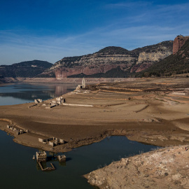 Vista panoràmica del poble vell de Sant Romà de Sau i de l'embarcador de la zona recreativa del pantà de Sau