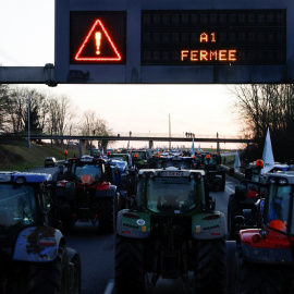 Los tractores bloquean una carretera durante una protesta de los agricultores franceses, en Chamant, cerca de París, el 26 de enero de 2024.