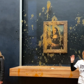 Dos activistas climáticas echan pintura sobre la protección de cristal de 'La Gioconda'