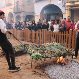 La plaça de l'oli de Valls ha estat el punt on s'ha fet la demostració de coure calçots