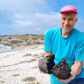 Sven muestra un 'queso' de chapapote recogido recientemente de la costa gallega'