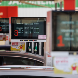 Pantallas con el precio del diesel y la gasolina en una estación de servicio, a 1 de septiembre de 2023, en Madrid