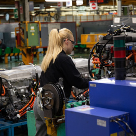 16/01/2019 Una mujer trabajando en la planta de Nissan en Barcelona