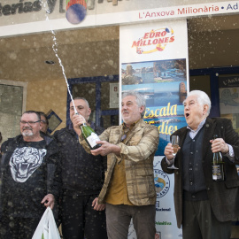 Agraciados con el primer premio del Sorteo Extraordinario de la Lotería del Niño, a 6 de enero de 2023, en L’Escala, Catalunya.