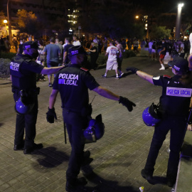 La policía expulsa a las personas que beben en la calle