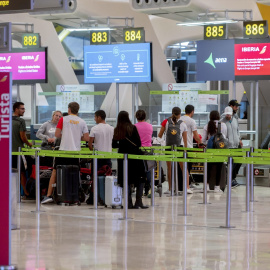 Varias personas en el control de equipaje del aeropuerto Madrid-Barajas, a 5 de diciembre de 2023.